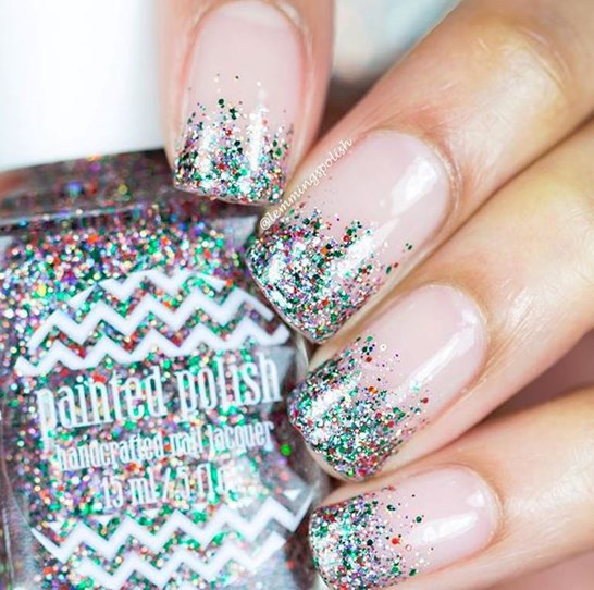 25 Nail art yang bikin kamu buru-buru ngecat kuku merayakan Natal