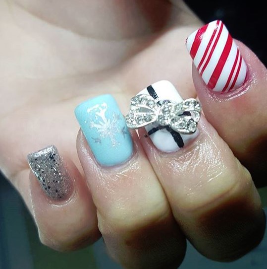 25 Nail art yang bikin kamu buru-buru ngecat kuku merayakan Natal