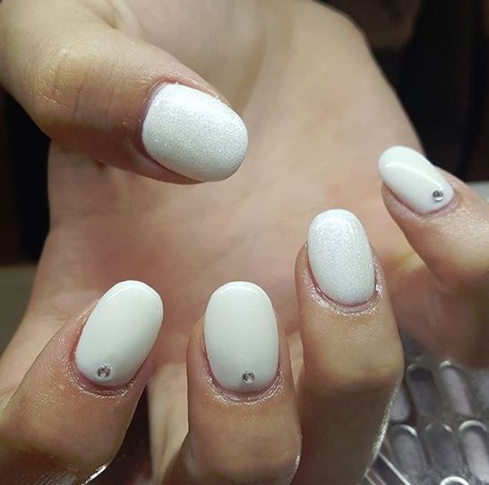 25 Nail art yang bikin kamu buru-buru ngecat kuku merayakan Natal