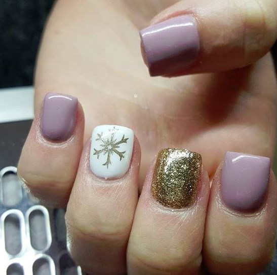 25 Nail art yang bikin kamu buru-buru ngecat kuku merayakan Natal