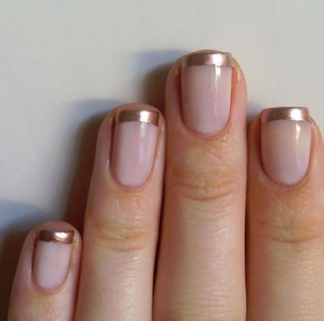 25 Nail art yang bikin kamu buru-buru ngecat kuku merayakan Natal