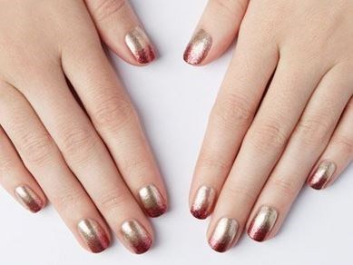 25 Nail art yang bikin kamu buru-buru ngecat kuku merayakan Natal