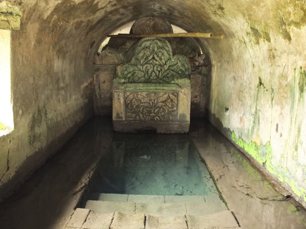 Gua Siluman, tempat buang sial di tengah kota Jogja  Gua Siluman, tempat buang sial di tengah kota Jogja