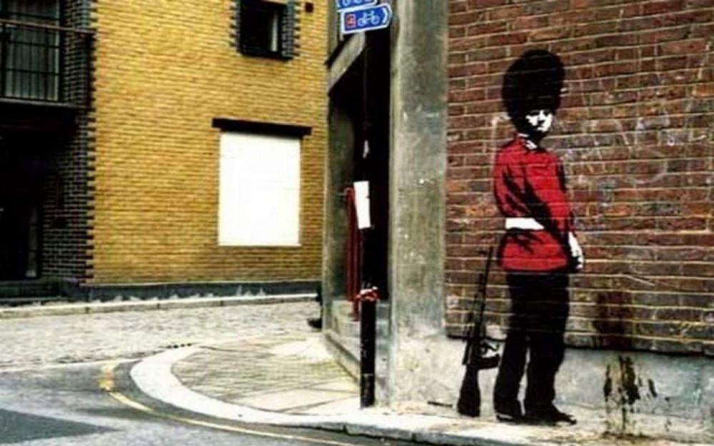 15 Grafiti cerdas karya Banksy, seniman misterius asal Inggris