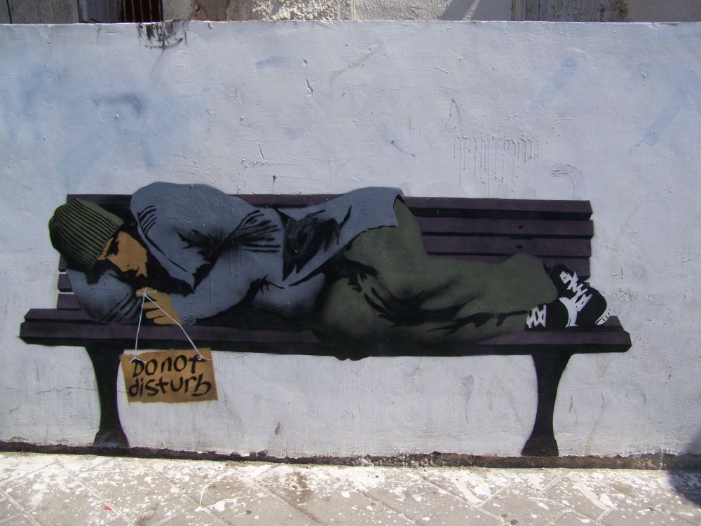 15 Grafiti cerdas karya Banksy, seniman misterius asal Inggris
