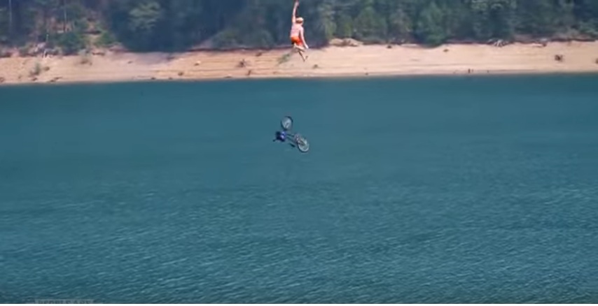 Bukan sulap! Ini aksi-aksi paling ekstrem & mengagumkan selama 2015