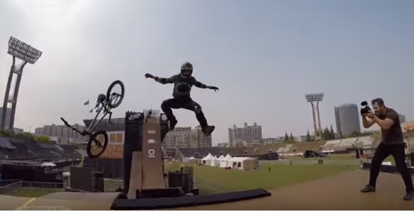 Bukan sulap! Ini aksi-aksi paling ekstrem & mengagumkan selama 2015