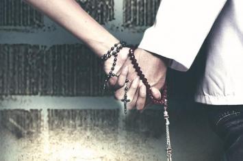 Perbedaan agama ibu & ayahnya mengajarkan Adly makna saling menghargai