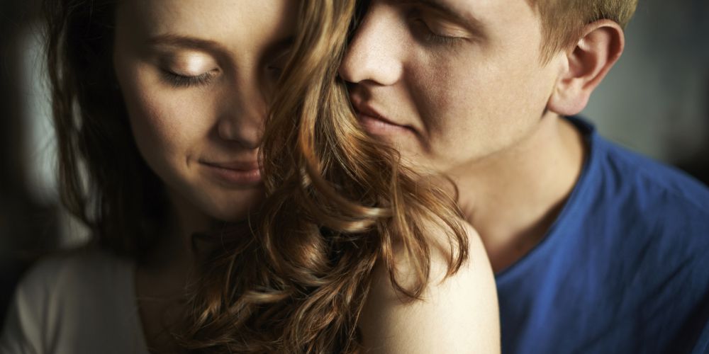 10 Alasan tak masuk akal ini bisa bikin orang jatuh cinta padamu, aw!