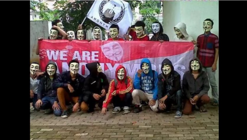 Ngaku anggota Anonymous, sekelompok pemuda ini ditertawakan netizen
