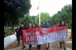 Ngaku anggota Anonymous, sekelompok pemuda ini ditertawakan netizen