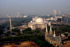 Di tempat parkir ini kamu dapat belajar toleransi beragama, top!