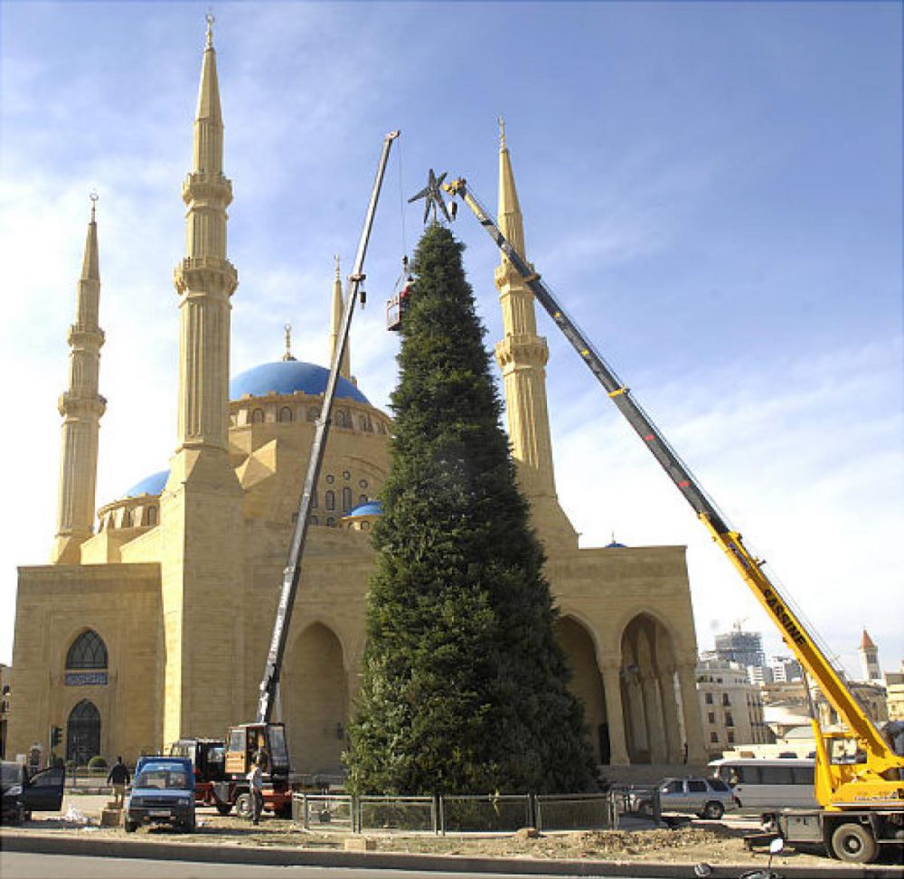 Pohon Natal di depan masjid ini wujud kerukunan beragama yang nyata