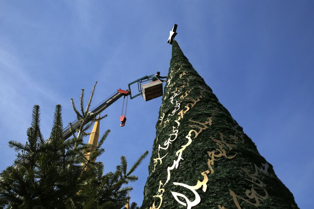 Pohon Natal di depan masjid ini wujud kerukunan beragama yang nyata
