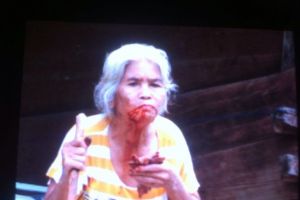 Bule ini takut lihat nenek di Indonesia mengunyah sirih, kenapa ya?