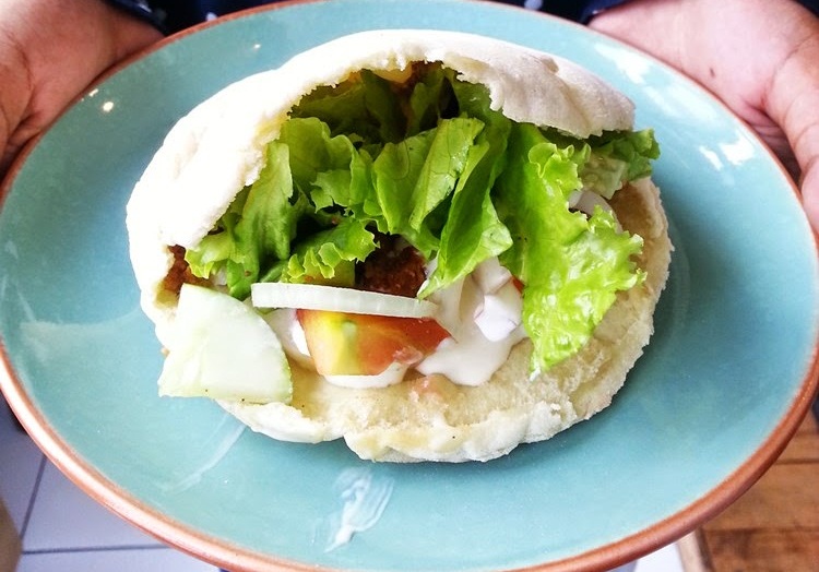 Kafe unik ini sediakan ratusan buku bagi para pengunjungnya 