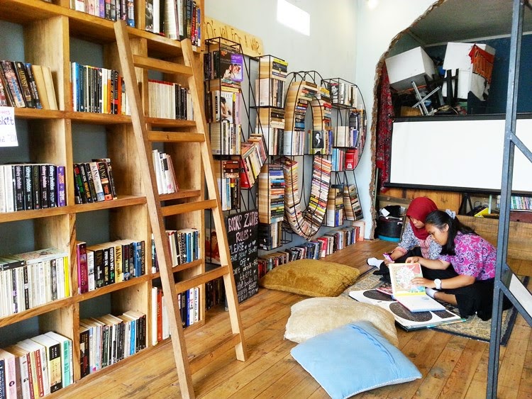 Kafe unik ini sediakan ratusan buku bagi para pengunjungnya 