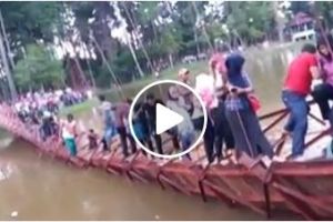 Detik-detik jembatan roboh akibat kelebihan muatan pengunjung selfie