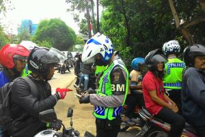 Ditanya surat razia, polisi ini marah lalu dorong pemotor sampai jatuh