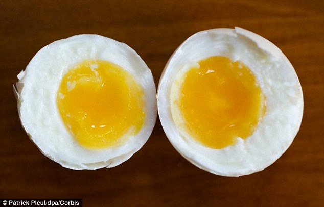 Cara mudah bikin telur rebus kuningnya di luar, unik & tak bikin bosan