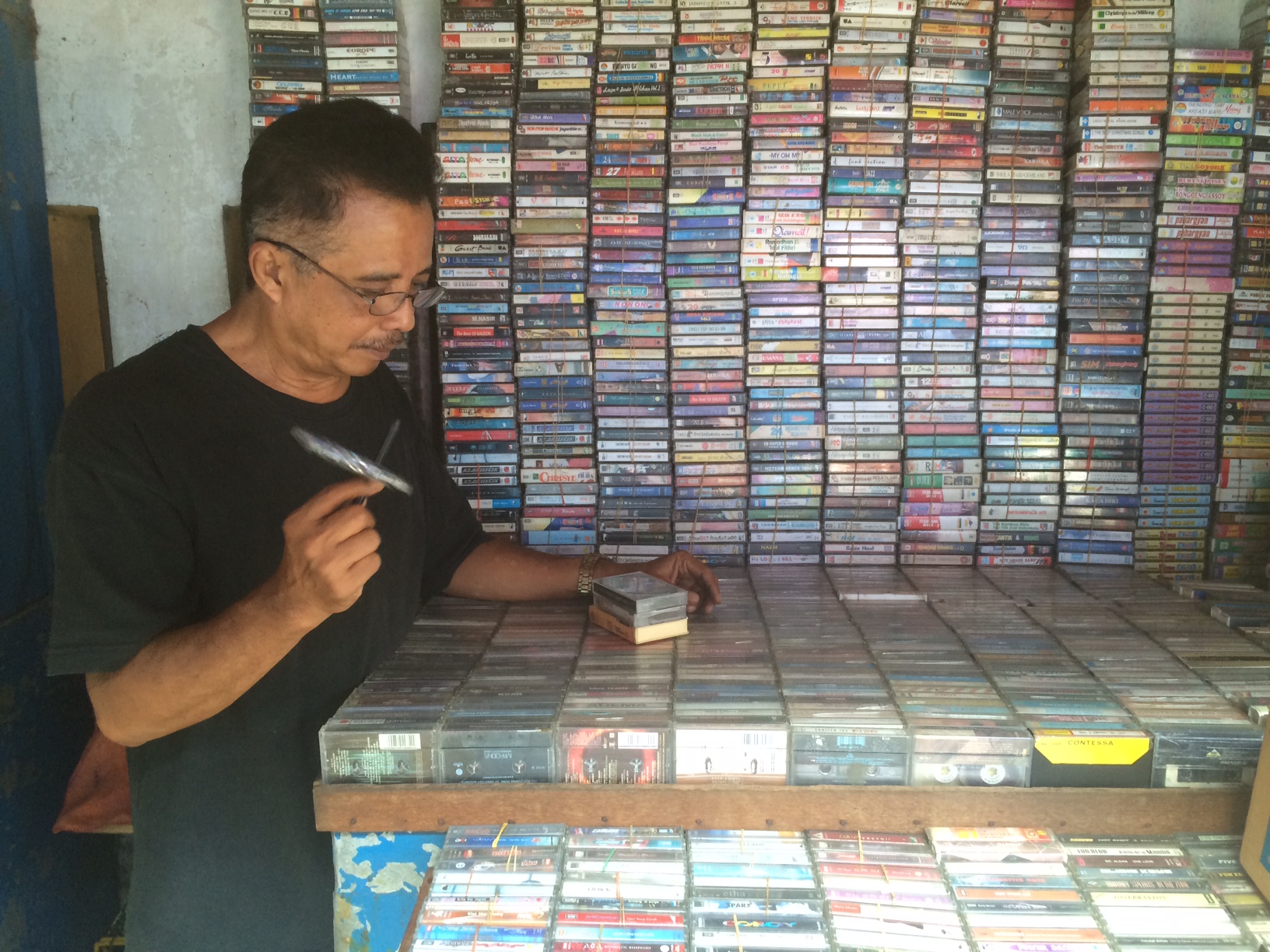 Dari jualan kaset bekas, Priyo mampu kuliahkan tiga anaknya