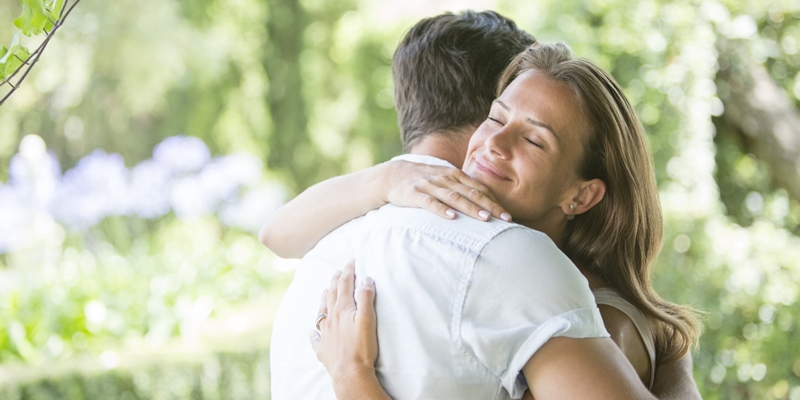 8 Alasan ini bikin kamu buru-buru ingin memeluk orang terkasih, aw!