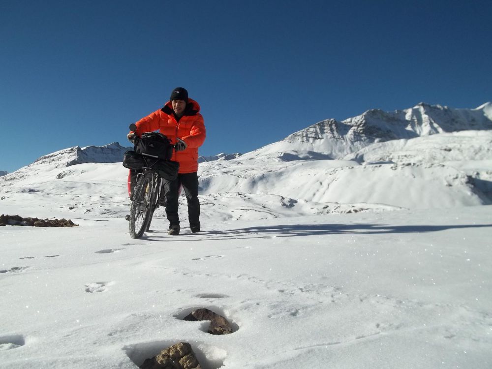 Bersepeda, pria ini taklukkan dinginnya Pegunungan Himalaya, keren!