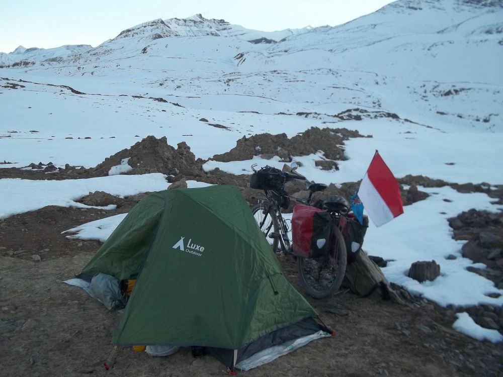Bersepeda, pria ini taklukkan dinginnya Pegunungan Himalaya, keren!