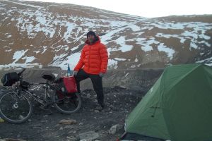 Bersepeda, pria ini taklukkan dinginnya Pegunungan Himalaya, keren!