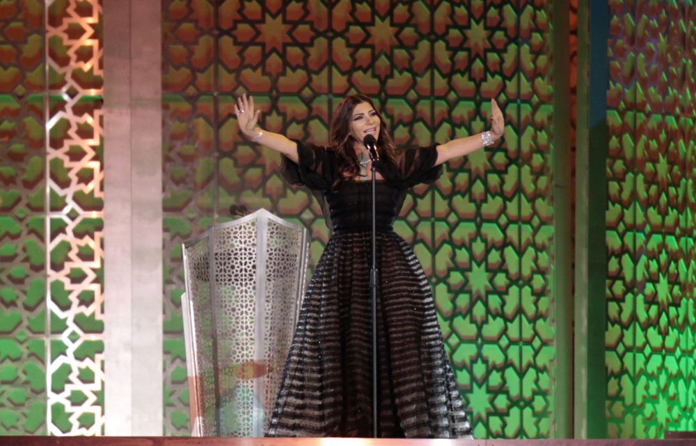 16 Penyanyi cantik berdarah Arab ini bersuara merdu, bikin merinding!