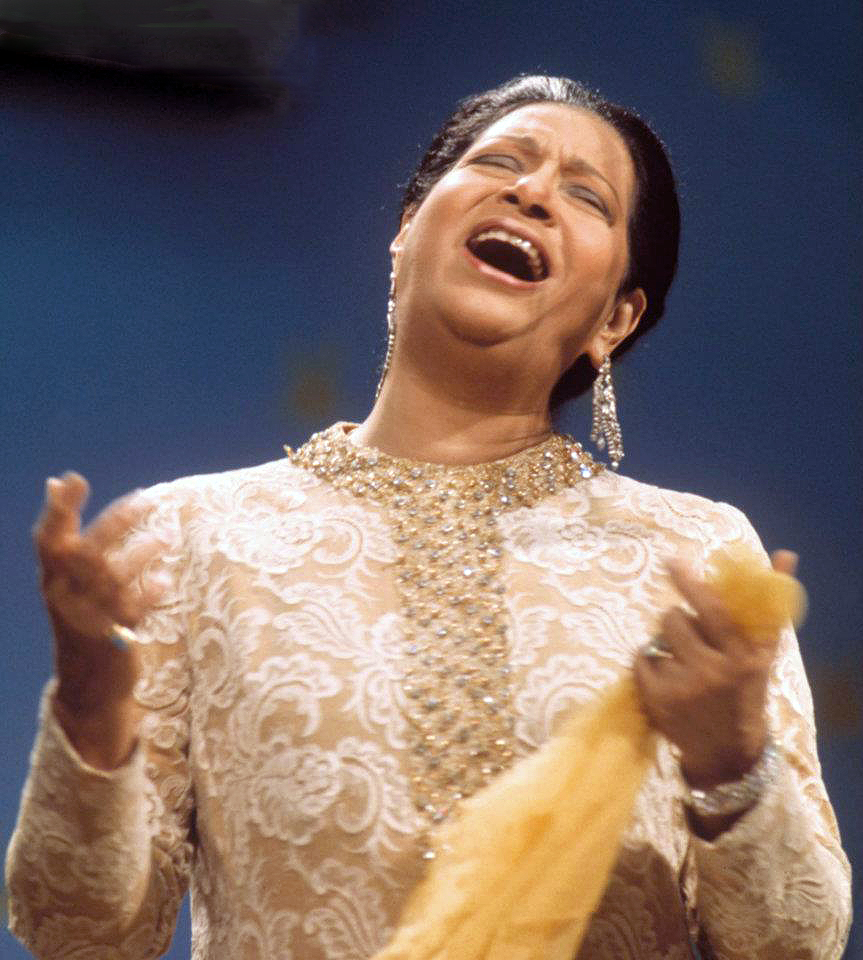 16 Penyanyi cantik berdarah Arab ini bersuara merdu, bikin merinding!