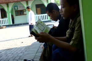 Aang: Di pesantren, daun sirsak rasanya enak, tapi di rumah tak enak