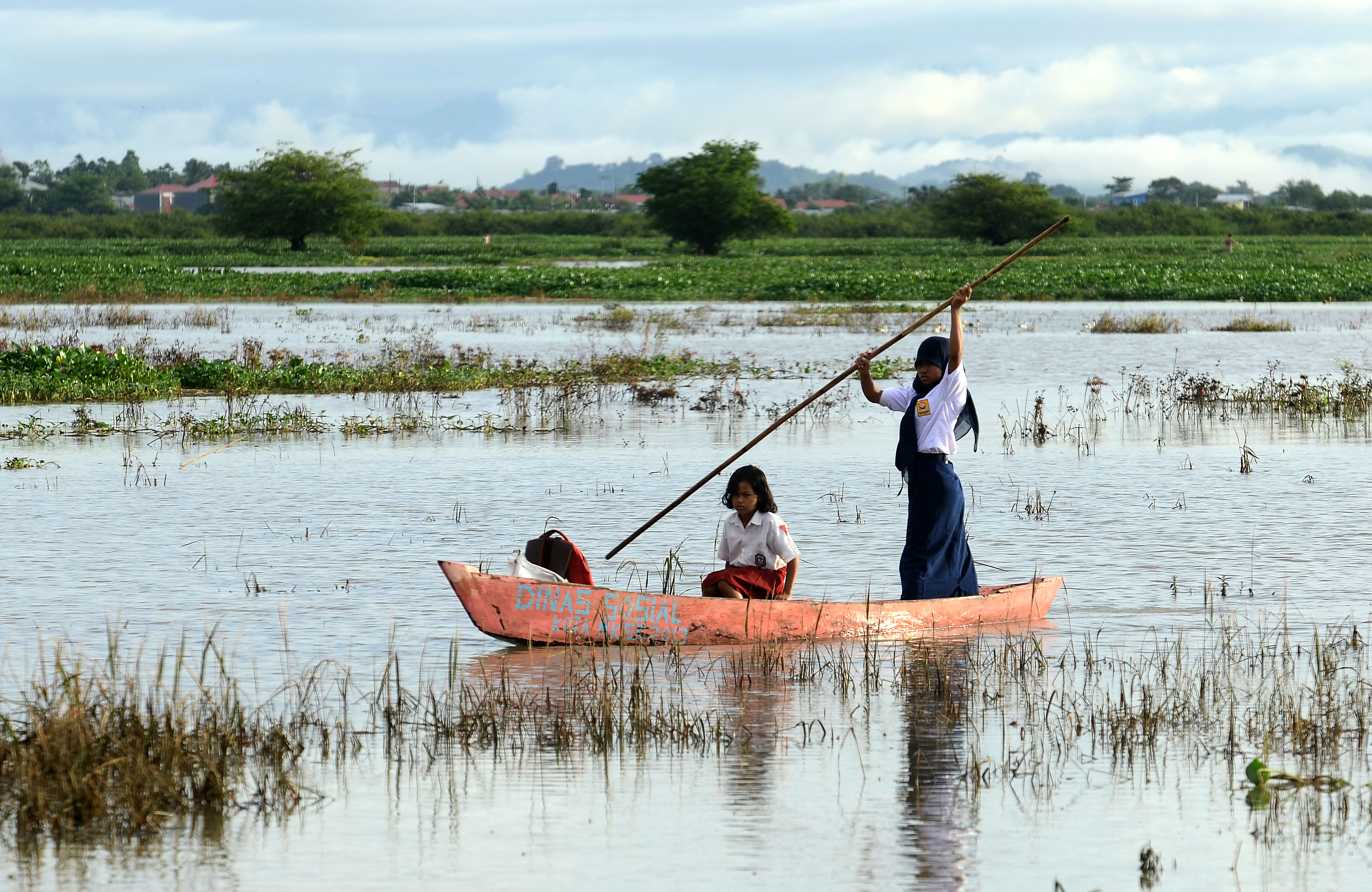 Untuk sampai ke sekolah, Aang harus terjang banjir dan bertemu buaya