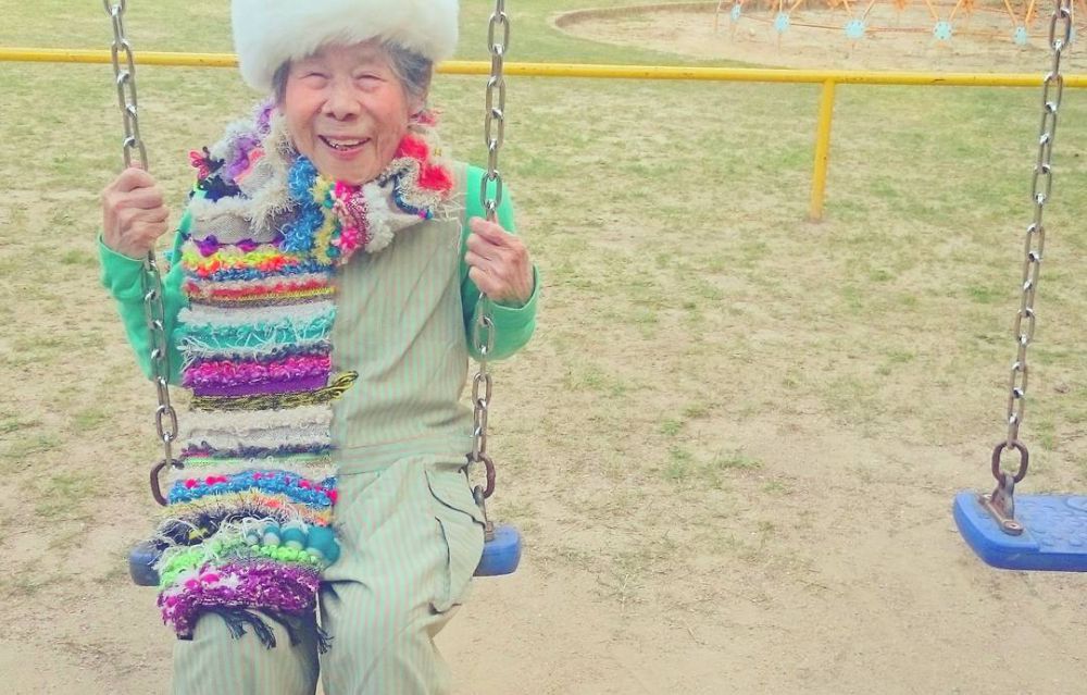Nenek 93 tahun ini PD banget jadi model pakaian cucunya, hits!