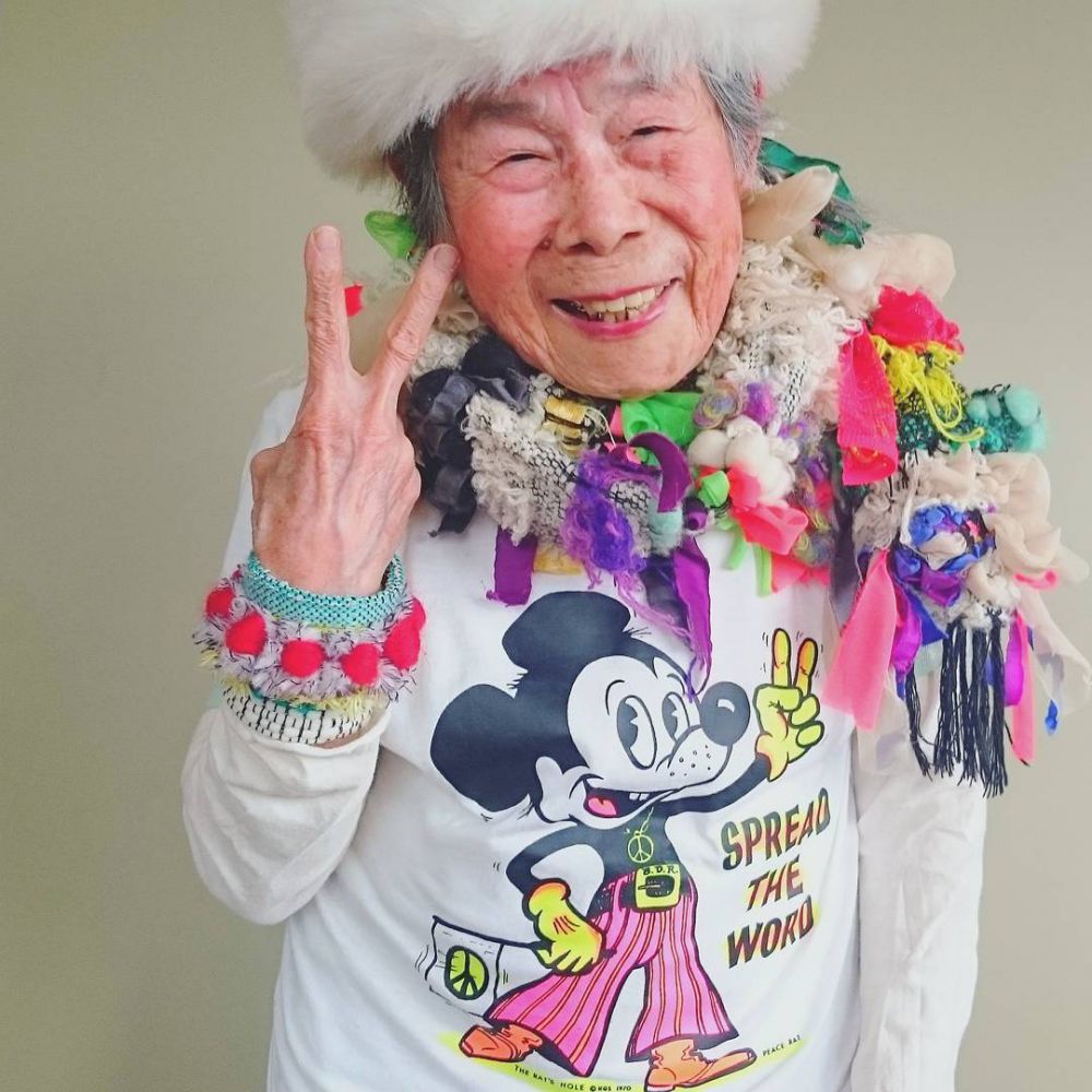 Nenek 93 tahun ini PD banget jadi model pakaian cucunya, hits!