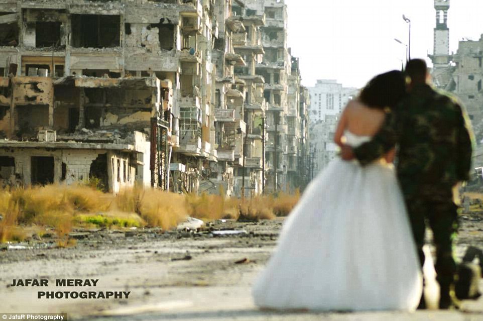 Pasangan ini melangsungkan pernikahan di tengah perang Suriah