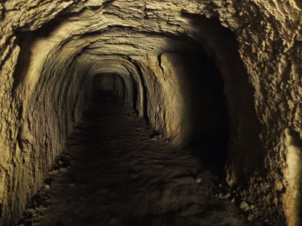 Gua bekas penyimpanan amunisi ini biasa sebagai lokasi main anak-anak