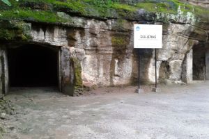 Gua bekas penyimpanan amunisi ini biasa sebagai lokasi main anak-anak