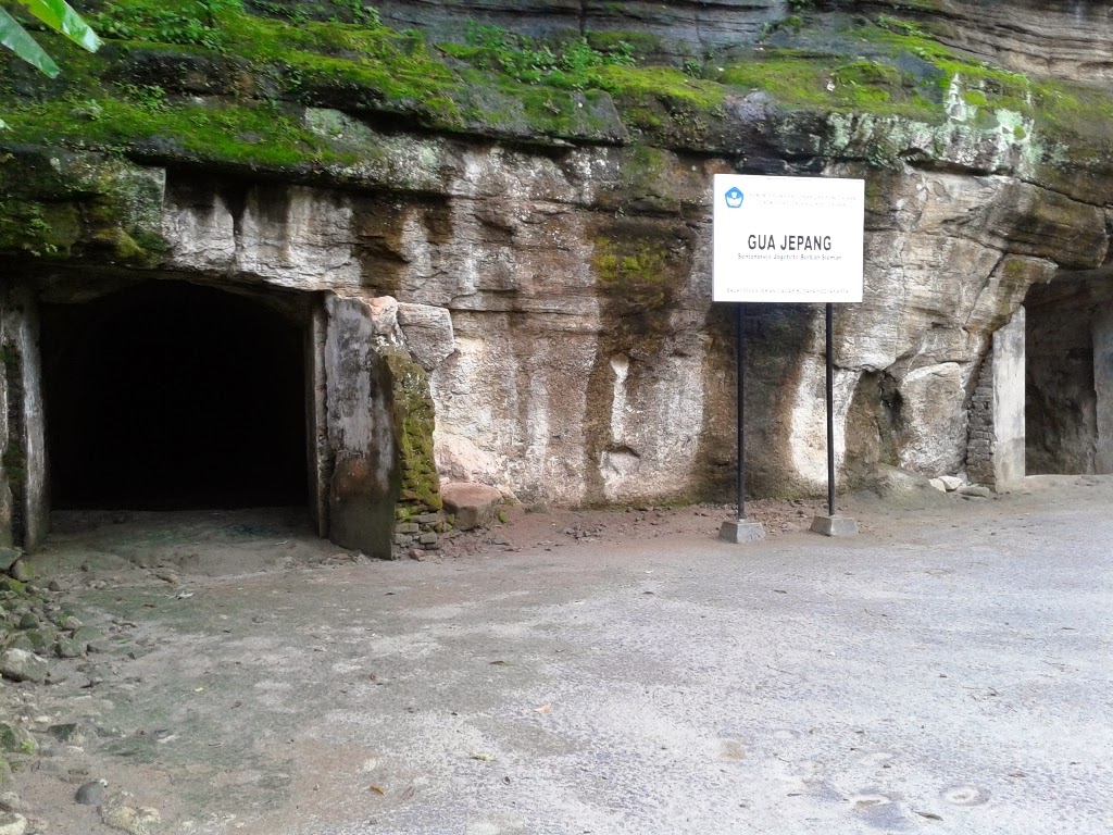 Gua bekas penyimpanan amunisi ini biasa sebagai lokasi main anak-anak