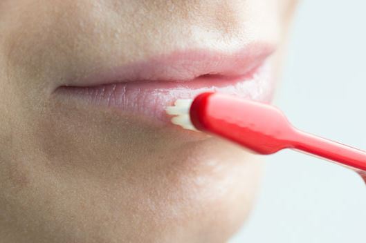 Nggak cuma bersihkan gigi, ini 12 fungsi lain dari sikat gigi! Nggak cuma bersihkan gigi, ini 12 fungsi lain dari sikat gigi!