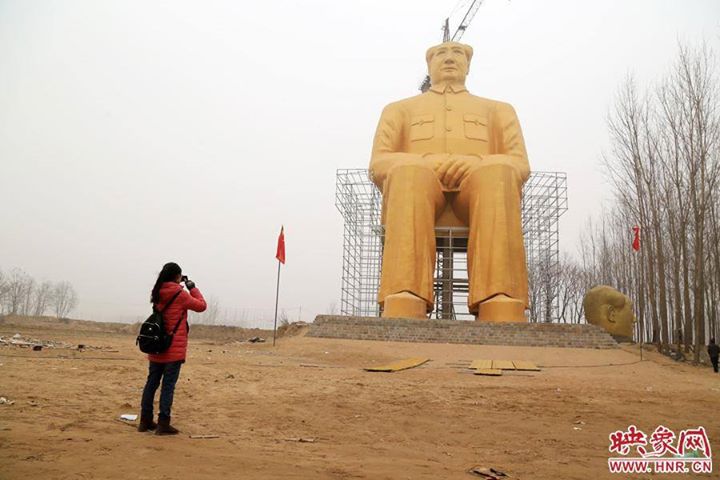 Patung emas 36,6 meter di China ini malah tak mirip Mao Zedong