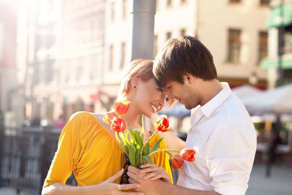 9 Keunggulan cowok pendiam yang nggak boleh diremehkan cewek