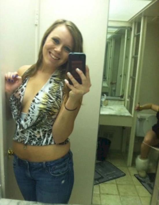 16 Kejadian tak terduga jika kamu selfie nggak tahu tempat, malu deh!