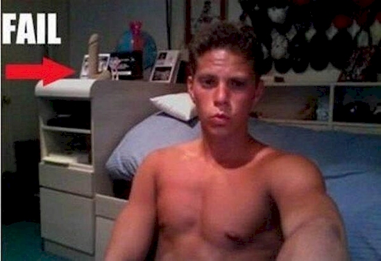 16 Kejadian tak terduga jika kamu selfie nggak tahu tempat, malu deh!