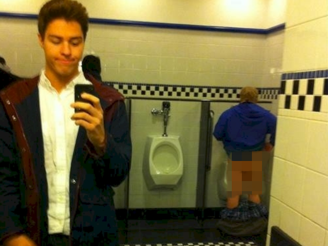 16 Kejadian tak terduga jika kamu selfie nggak tahu tempat, malu deh!