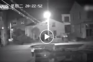 Sibuk bermain handphone, wanita ini jatuh & meregang nyawa di sungai