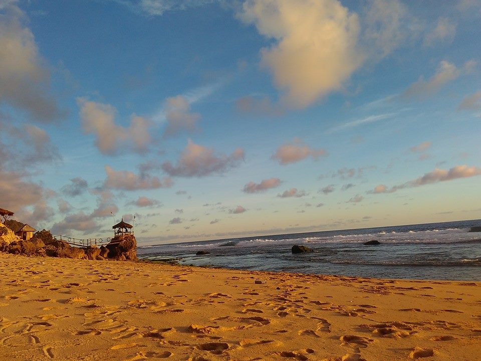 Menikmati eksotisme matahari terbenam di Pantai Watulawang Gunungkidul