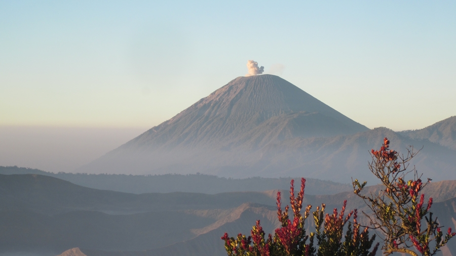 Jika kamu mau mendaki Januari ini, hindari 12 gunung di Indonesia ini