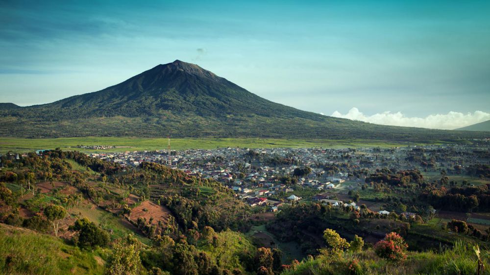 Jika kamu mau mendaki Januari ini, hindari 12 gunung di Indonesia ini