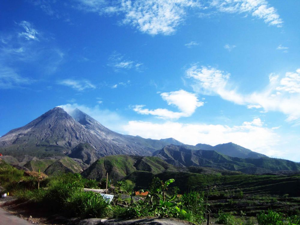 Jika kamu mau mendaki Januari ini, hindari 12 gunung di Indonesia ini